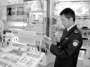 五華區(qū)開展專項(xiàng)拉網(wǎng)檢查，筑牢化妝品及衛(wèi)生用品零售安全防線